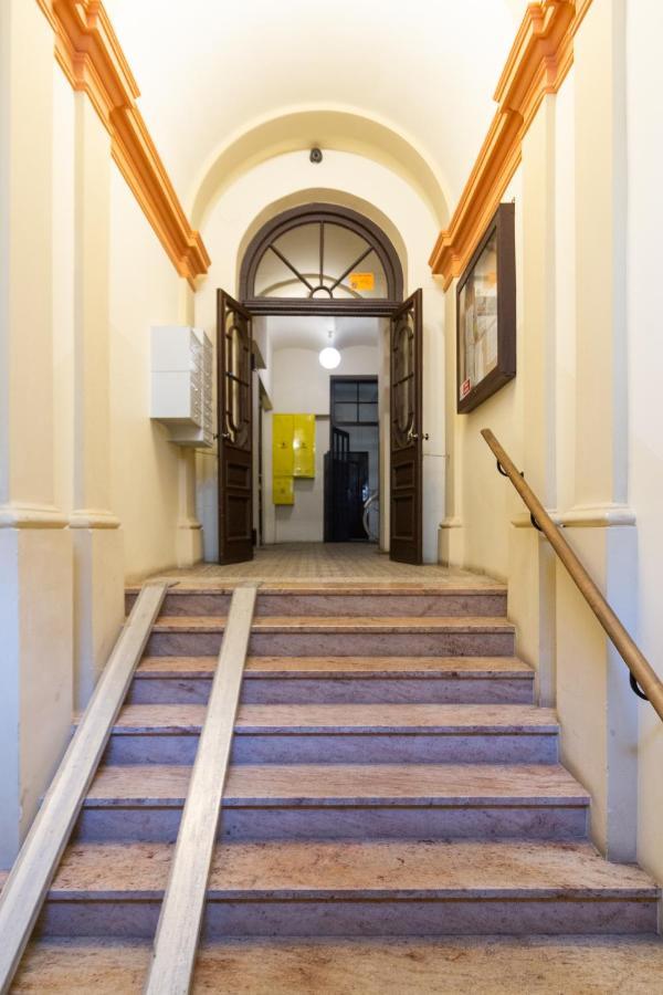 Lilly Apartment Main Train Station Old Town By The Castle Suites Krakow Luaran gambar